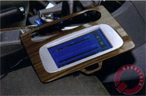 В рамку на центральной консоли имплантирован дисплей и его контроллер