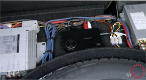 На полу багажника — процессор, Vehicle Hub и Sound Blaster (посередине) 